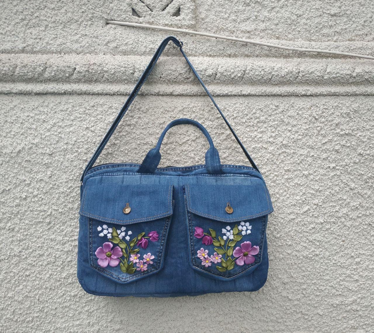 刺繍入りフローラルデニムバッグ、アップサイクルクロスボディトート 