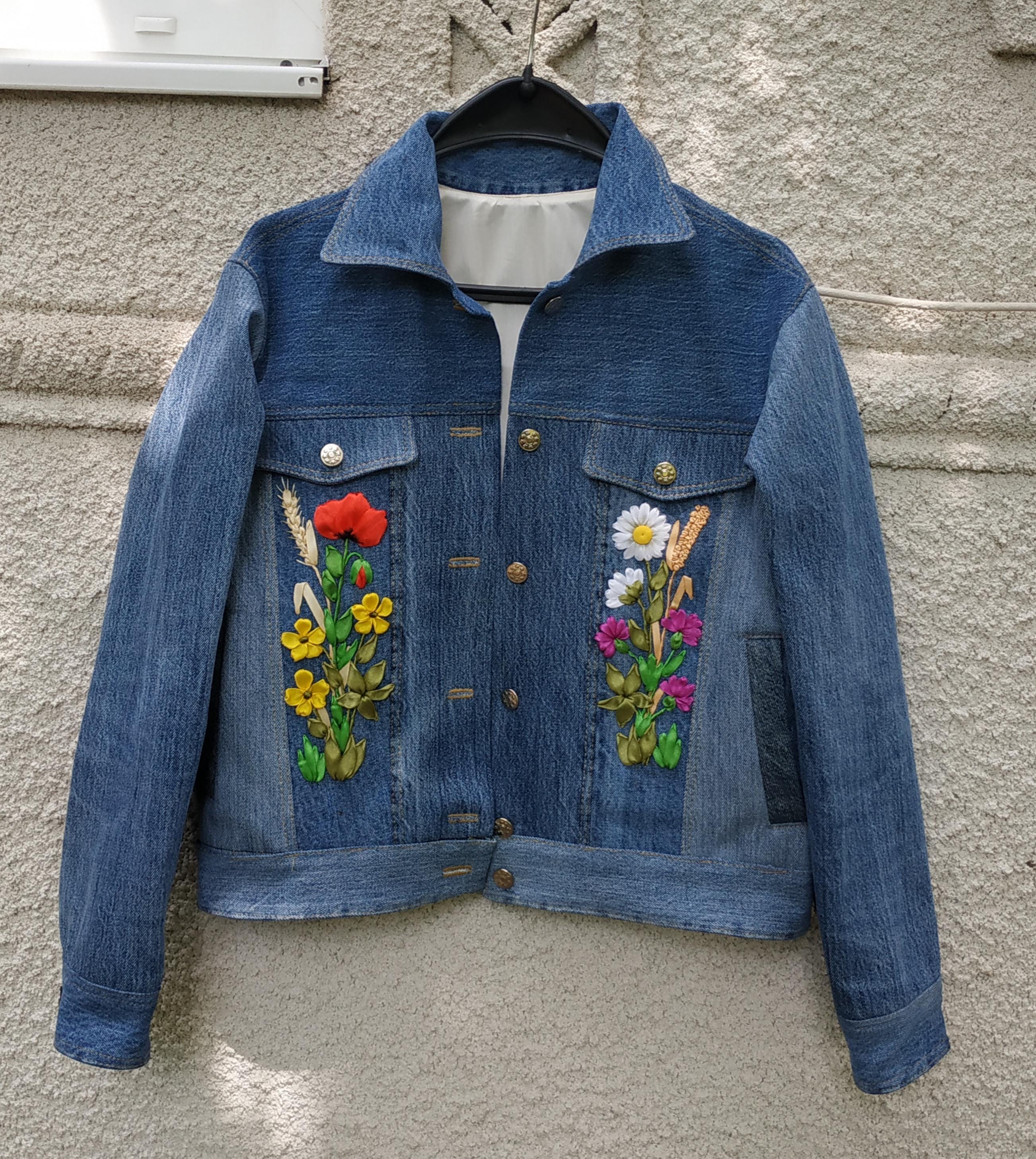 カスタム縫製リボン刺繍デニムジャケット、アップサイクル花柄ジーンズ 