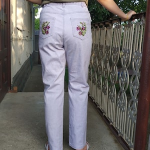 Denim ricamato, jeans riciclati mai usati, jeans ricamati lilla chiaro, jeans da donna con ricami floreali, jeans tascabili con ricami a nastro