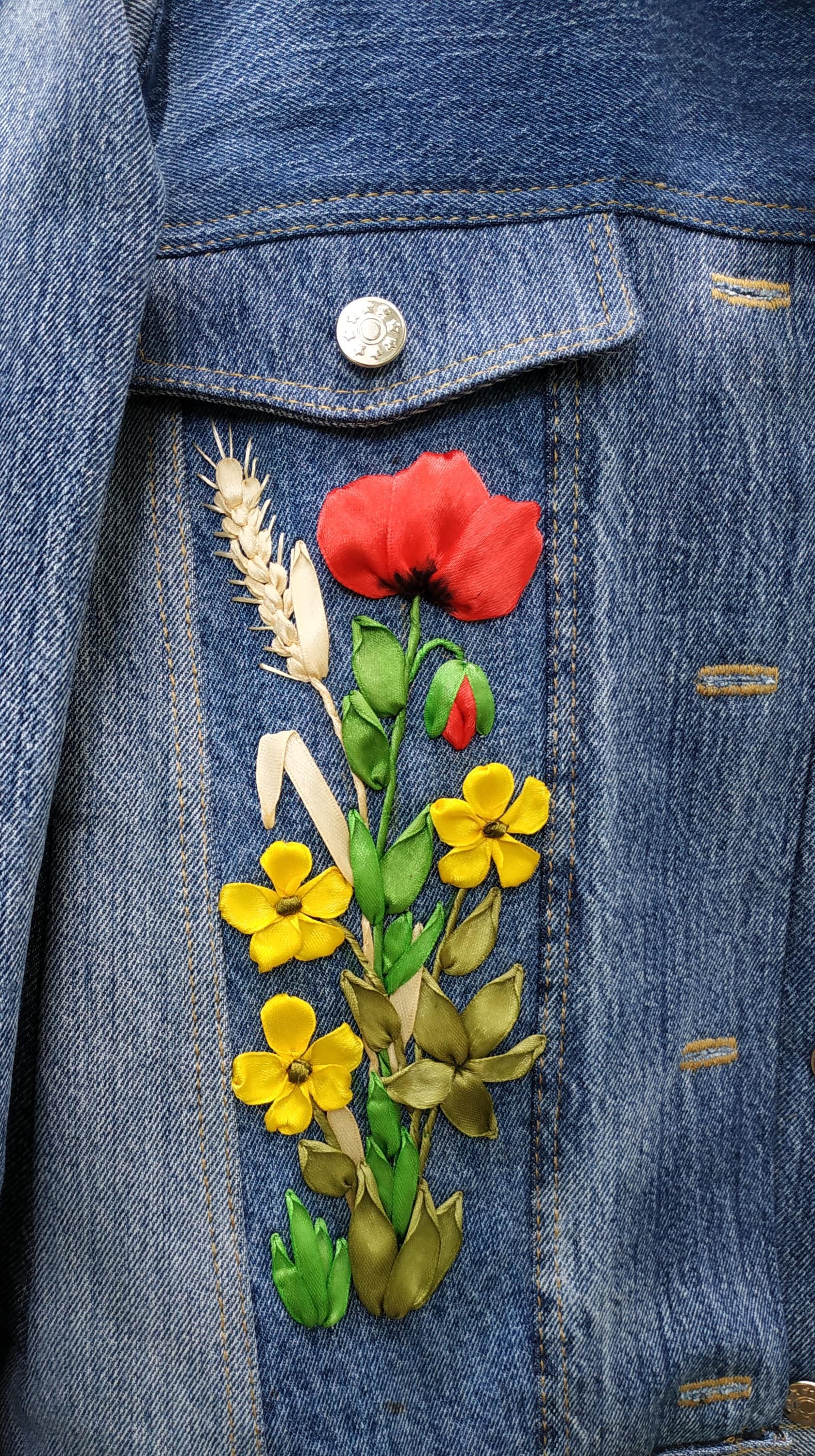 カスタム縫製リボン刺繍デニムジャケット、アップサイクル花柄ジーンズ 
