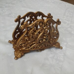 Art Nouveau bronce antiguo adornado pie de letra o servilletero con un patrón intrincado. Gran hogar, decoración de oficina o idea de regalo. biblioteca