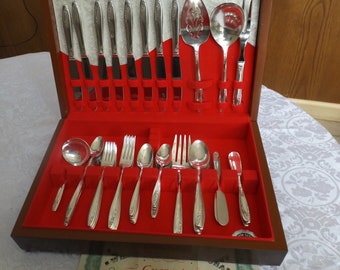 Delightful STARLIGHT Wm Rogers silver plated Flatware Full Service for 8 certificate tarnish resistant box Wm Rogers. Reinforced Plate AA IS