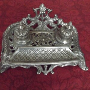 Encantador tintero de pie adornado de bronce doble antiguo Art Nouveau, tintero, portalápices. Gran hogar, decoración de oficina, decoración de escritorio o regalo.