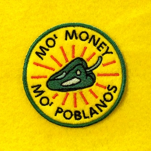 Puede incluir: Parche bordado verde con un chile y el texto "MO' MONEY MO' POBLANOS" en un círculo.