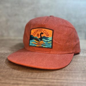 Gorra de algodón cepillado de 5 paneles del Club Críptidos del Monstruo del Lago Ness