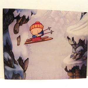 1981 Grande carte postale Ziggy - Skiing Ziggy, Ziggy's Bigger and Better Carte postale des années 80 20 x 20 cm, American Greetings Ziggy, Universal Press