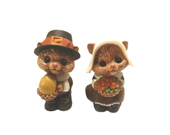 Vintage Hallmark Thanksgiving Pilgrim Squirrel Salt and Pepper Shakers , Chipmunk S&P Shakers , Thanksgiving Dinner Decor