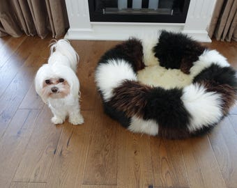 Cama para cães em pele de carneiro genuína, macia e aconchegante, de qualidade premium.