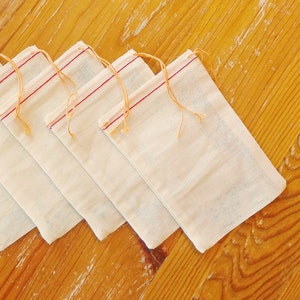 Petites pochettes à gâteries - Lot de 6 sacs à cordon en mousseline de coton naturel de qualité supérieure 4 x 6 pouces - Sacs cadeaux écologiques beige clair