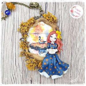 Collana con bambolina autunnale blu