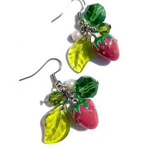 Erdbeeren Ohrringe, Obst Ohrringe, Mädchen Schmuck, rosa Glas Blatt Kristall Perlen Ohrringe
