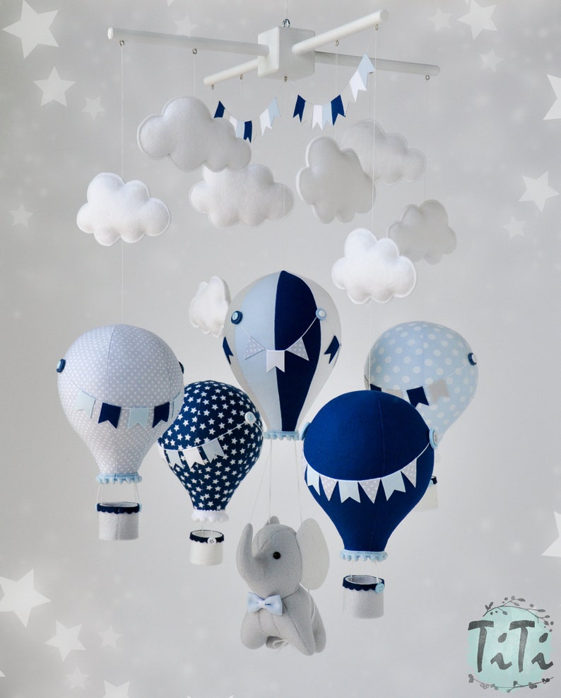 Mobile bébé montgolfière pour une chambre de garçon - Créatrice ETSY : TiTics
