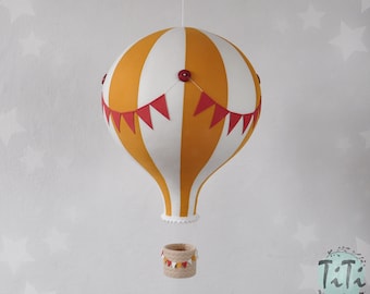 GRANDE montgolfière, décor de pépinière de thème de voyage, style rétro de montgolfière, cadeau de douche de bébé, blanc cassé et moutarde, neutre de genre