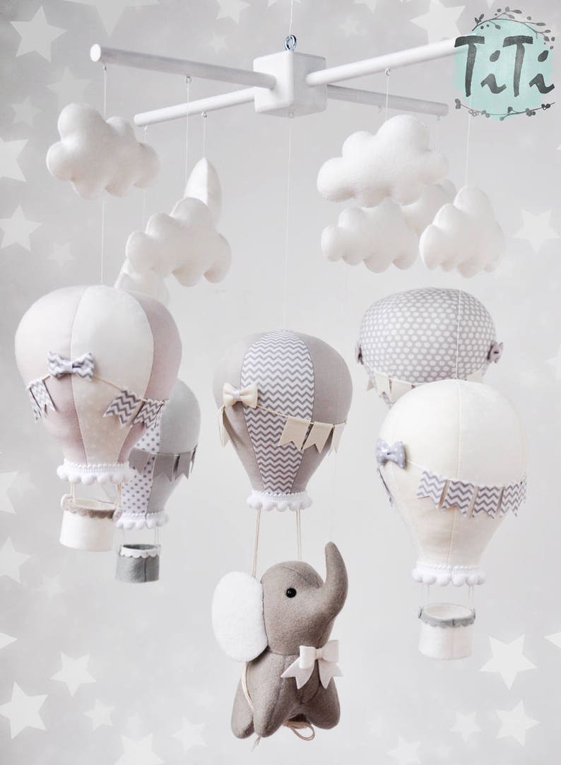 Très joli mobile montgolfière éléphant dans les tons gris - Créatrice ETSY : TiTics