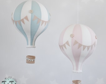 GRANDE montgolfière, décor de crèche sur le thème du voyage, style rétro, cadeau de baby shower, sauge fraîche blanc cassé et beige, crèche de fille, cadeau fait à la main