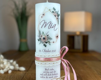 Può includere: Candela bianca con un designo floreale e il nome "Mia" in lettere rosa. La candela ha una cornice geometrica dorata attorno al designo floreale. La data "08. Oktober 2023" è stampata sotto il designo floreale. La candela è decorata con un nastro rosa e juta.