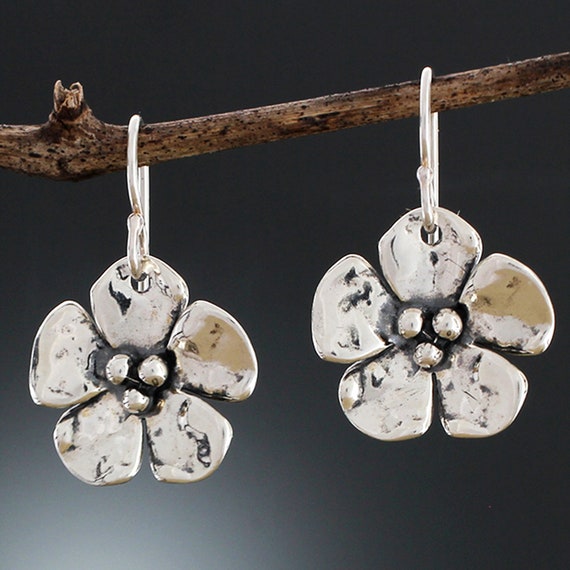 Pewter Tiny Gardens Dogwood Flower Ring Holder Pewter Tiny Gardens Dogwood Flower Ring Holder