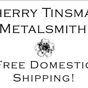 K&ouml;nnte beinhalten: Wei&szlig;er Hintergrund mit dem Text "SHERRY TINSMAN METALSMITH" in einer Serifenschrift. Eine Blumenillustration ist unter dem Text zentriert. Die Worte "FREE DOMESTIC SHIPPING!" stehen unten.