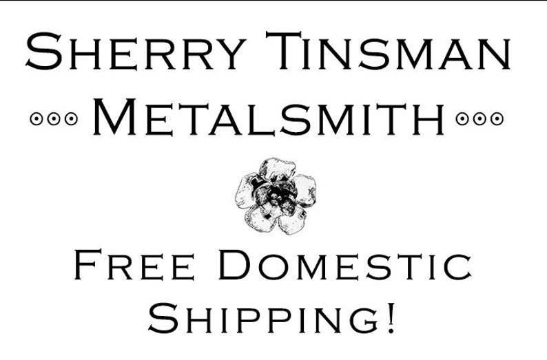 K&ouml;nnte beinhalten: Wei&szlig;er Hintergrund mit dem Text "SHERRY TINSMAN METALSMITH" in einer Serifenschrift. Eine Blumenillustration ist unter dem Text zentriert. Die Worte "FREE DOMESTIC SHIPPING!" stehen unten.