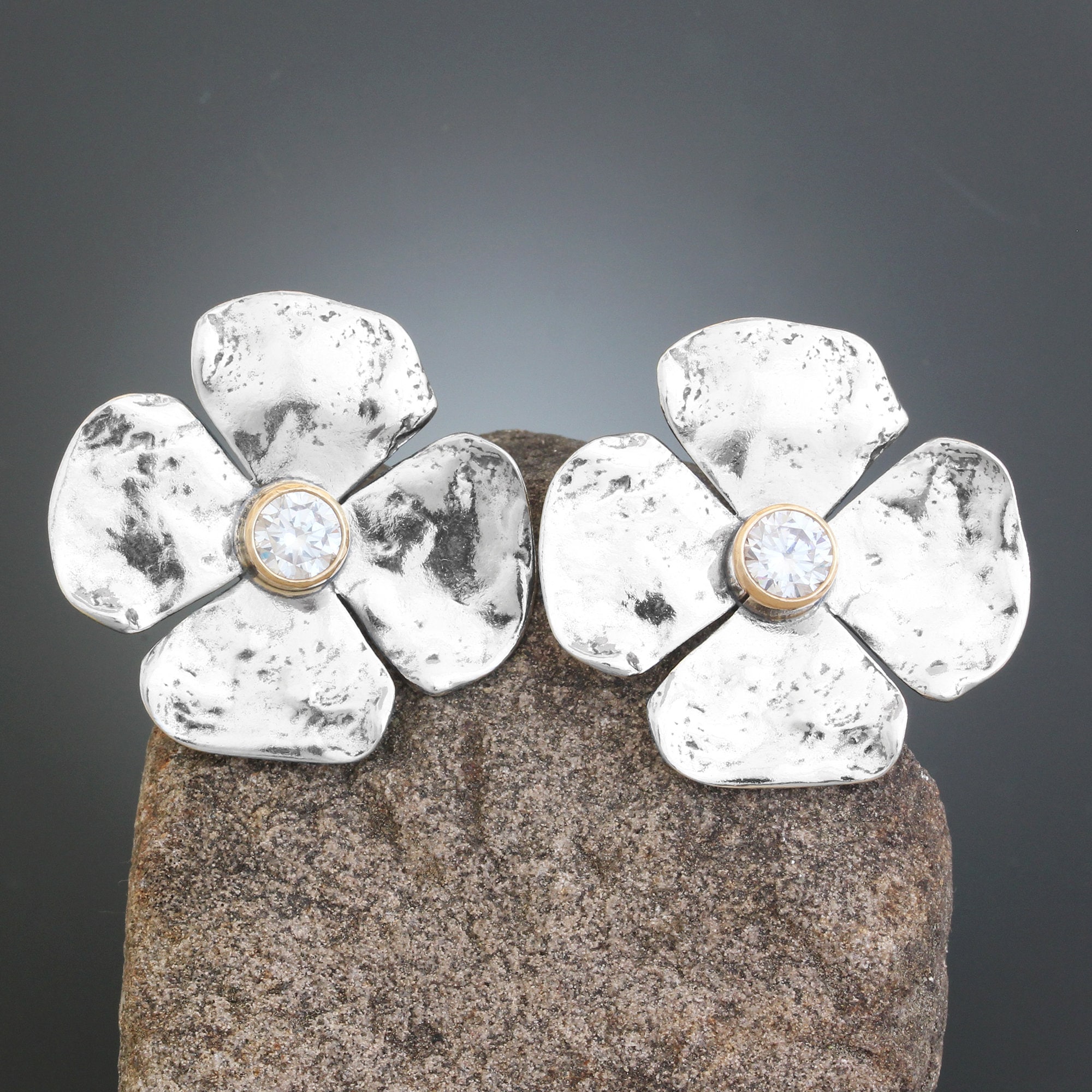 Orecchini a forma di fiore con zirconi cubici / Orecchini a
