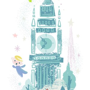 K&ouml;nnte beinhalten: Eine fantasievolle Illustration des Big Ben in Blau- und Gr&uuml;nt&ouml;nen. Im Vordergrund sind eine kleine blaue Fee und ein brauner Teddyb&auml;r zu sehen. Die Illustration ist vor einem wei&szlig;en Hintergrund mit einem hellblauen und rosafarbenen Himmel platziert.