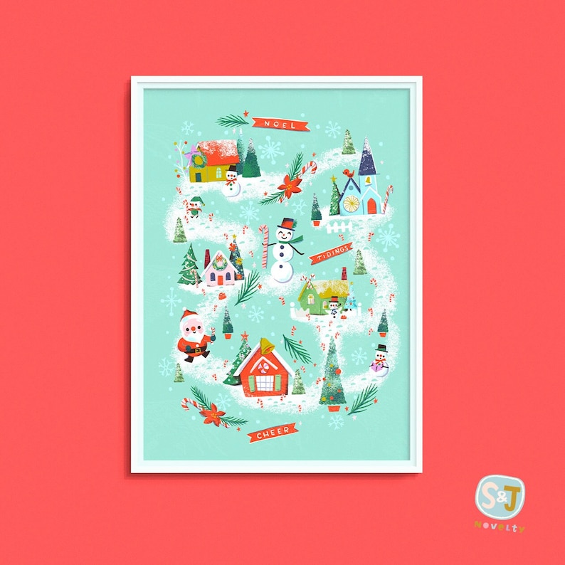 K&ouml;nnte beinhalten: Eine skurrile Weihnachtsdorf-Illustration mit blauem Hintergrund. Die Illustration zeigt einen gewundenen Weg mit H&auml;usern, B&auml;umen, Schneem&auml;nnern und dem Weihnachtsmann. Der Weg ist mit Zuckerstangen und Schneeflocken verziert. Der Text "NOEL", "TIDINGS" und "CHEER" ist auf dem Weg geschrieben.