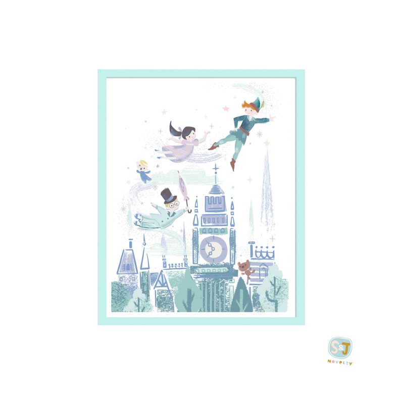 K&ouml;nnte beinhalten: Eine fantasievolle Illustration von Peter Pan, Wendy und John, die &uuml;ber einer Stadtlandschaft mit Big Ben im Hintergrund fliegen. Die Illustration ist in einer sanften Pastellfarbpalette mit hellblauem Hintergrund gehalten.
