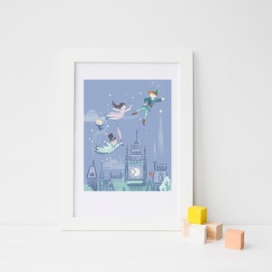 K&ouml;nnte beinhalten: Eine gerahmte Illustration von Peter Pan, Wendy und John, die &uuml;ber London fliegen. Die Illustration ist in einem blauen, violetten und gr&uuml;nen Farbschema gehalten. Der Big Ben ist im Hintergrund zu sehen.