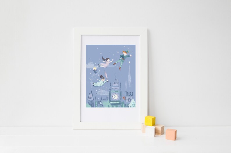 K&ouml;nnte beinhalten: Eine gerahmte Illustration von Peter Pan, Wendy und John, die &uuml;ber London fliegen. Die Illustration ist in einem blauen, violetten und gr&uuml;nen Farbschema gehalten. Der Big Ben ist im Hintergrund zu sehen.