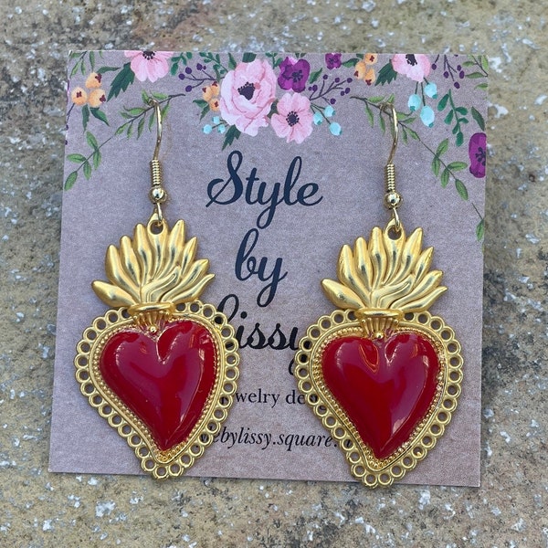 Classy sacred  heart earrings in red and gold. Elegant corazón sagrados.