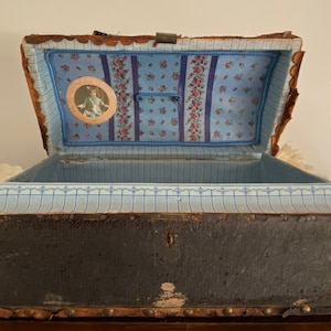 Antieke poppendoos kofferbak bagage houten kist shabby papier bekleed blauwe Sint-Jakobsschelp trim pop accessoires