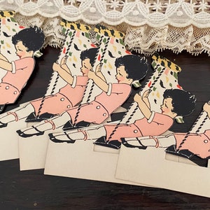 Vintage Set von 5 Papier Tischkarten kleiner Junge auf Schaukel Kindergeburtstag Baby Junge kleiner Junge Geburtstag Vintage Illustration rosa Karten