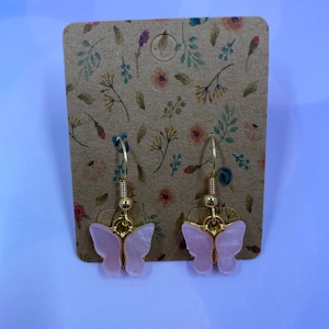 lichtroze steen vlinder gouden oorbellen