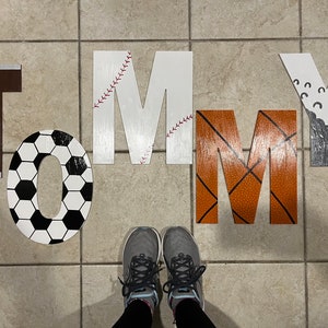 Personaliza tu propia letra deportiva de madera pintada a mano de 13 pulgadas, habitación de niños o niñas, sala de juegos