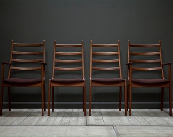 VENDU. Un ensemble de 4 chaises de salle à manger en palissandre par Kai Kristiansen pour Korup Stolefabrik. Renseignez-vous pour similaire.