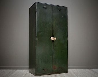 VENDU.  Une garde-robe militaire. Renseignez-vous pour similaire.