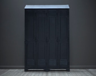 VENDU. Un casier industriel vintage à quatre portes avec étagères sur mesure