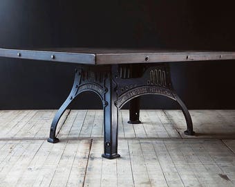 Une table à manger ou de conférence industrielle sur mesure sur base ou jambes de machines. Prix d’objectif uniquement.