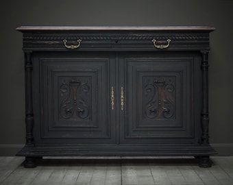 VERKOCHT. Een Franse, sierlijk gesneden, ebonized, kast of dressoir