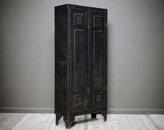 VENDU. Rare casier industriel vintage à deux portes avec design à panneaux.