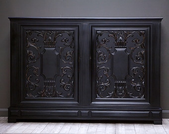 Grand meuble de rangement ou buffet richement sculpté par Bodafors