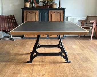 Une table / bureau sur mesure. Fabriqué sur mesure. Prix d’orientation uniquement.