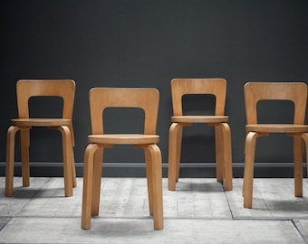VENDU.  Un ensemble de quatre chaises originales modèle 65, Alvar Aalto pour Artek. Renseignez-vous pour similaire.