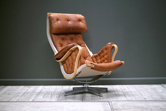 A Pernilla "Roto" leather lounge swivel chair by Bruno Mathsson for Dux, 1960s.