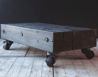 Une grosse table basse. Fait à la taille. Prix d’orientation uniquement.