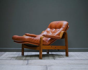 Bibliothèque disponible en vert, beige et noir. Chaises « Relax II » par Göte Möbler Nassjö