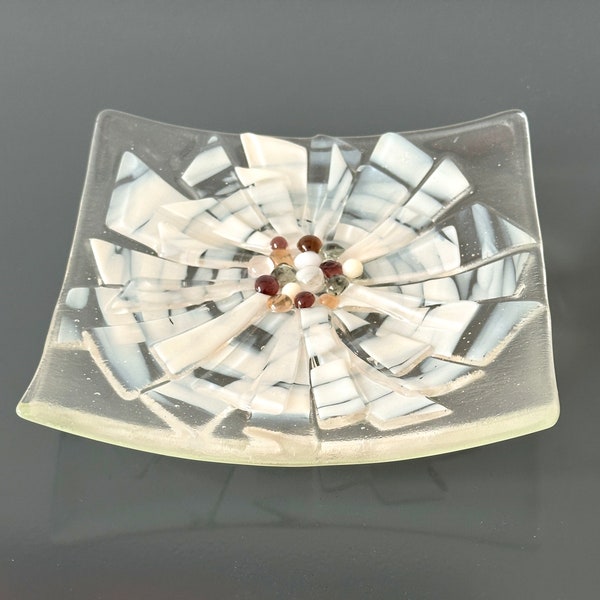 Plat carré en verre fusionné avec fleur blanche