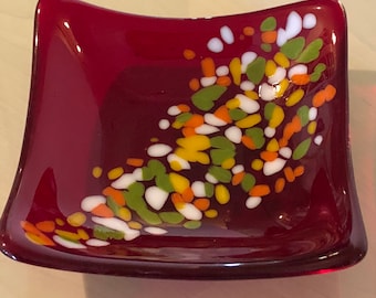 Rote Glasfusing Schale mit farbigen Punkten