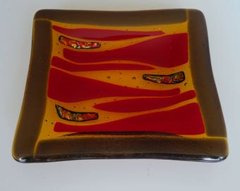 Verschmolzene Glasschale in gelb, rot und lila