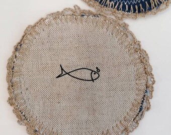 Ensemble de 4 sous-verres réversibles en tissu de lin décorés avec peu d’impression de poisson. Prêt à expédier